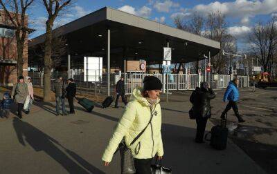 Черги на кілька днів. На кордоні Естонії збільшилось число українських біженців