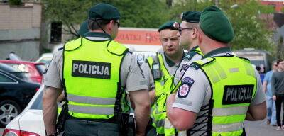 Из-за нехватки работников в полицейских патрулях в Литве работают помощники и стрелки
