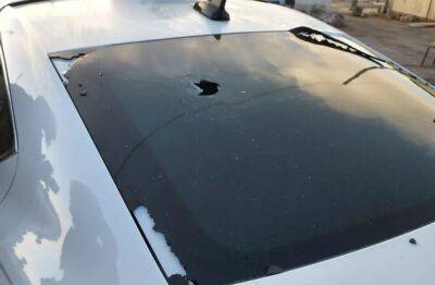 Теракт в Самарии, обстреляно школьное такси. Водитель ранен