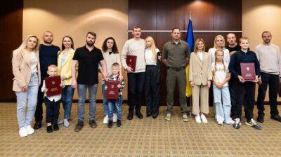 Зеленский присвоил 5 защитникам Мариуполя и "Азовстали" звание Героев Украины