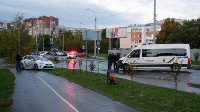 Гибель полицейской и операция по задержанию: что известно о стрельбе возле школы в Черновцах