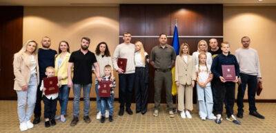 Звільнені з полону рф захисники «Азовсталі» нарешті зустрілися зі своїми родинами в Туреччині