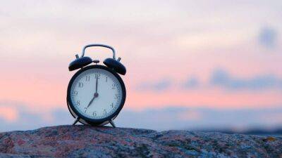 Который сейчас час: украинцы перевели часы на зимнее время
