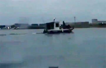 Российские моряки прыгают за борт в момент атаки дронов на Черноморский флот в Севастополе