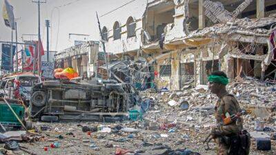 При взрывах в столице Сомали погибли как минимум 100 человек