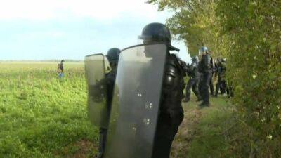 Франция: протесты против плотины обернулись столкновениями с полицией