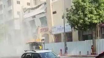 Видео: здание рухнуло на автобусную остановку в центре Бней-Брака