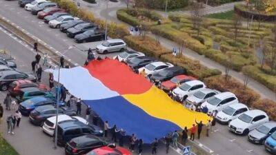 Два флага, одна цель: в Киеве развернули большой общий флаг Украины и Польши