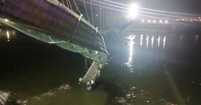 В Индии упал мост через реку, на котором было до 500 человек: много погибших (видео)