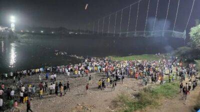 В Индии в результате обрушения моста погибли более 50 человек