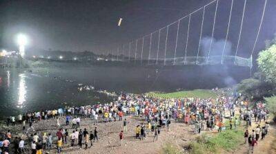 В Индии обрушился мост: не менее 60 погибших