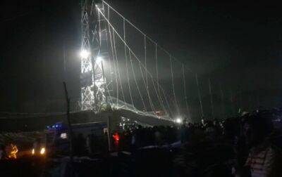 В Индии обрушился мост. Не менее 60 погибших