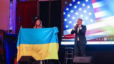 В США за рекордную сумму продали украинский флаг с автографами Зеленского и Залужного