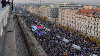 "Мы справимся": десятки тысяч людей в Чехии вышли на митинг в поддержку Украины
