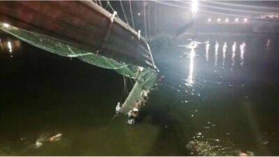 Обрушение моста на западе Индии: число погибших выросло до 130