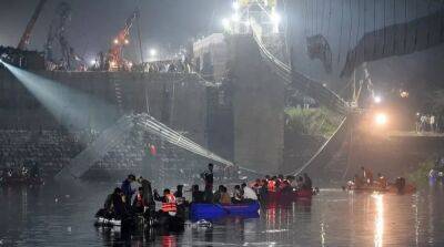 Обрушение моста в Индии: количество погибших превысило 140 человек