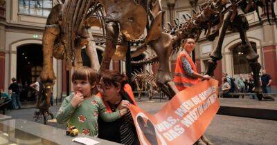Эко-активистки приклеили себя к скелету динозавра возрастом 66 млн лет (видео)