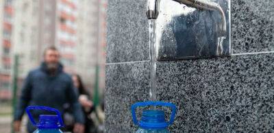 Київ без води: коли відновлять водопостачання та де можна поповнити запаси
