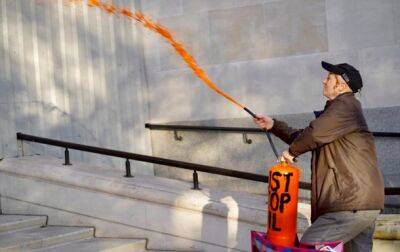 Экоактивисты окрасили улицы Лондона в оранжевый цвет