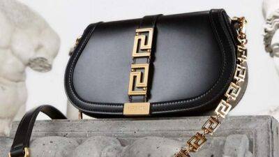 Актуальная сумка сезона Greca Goddess от Versace: как выглядит аксессуар