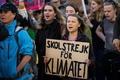 Грета Тунберг - Маргарет Этвуд - Грета Тунберг выпустила книгу с призывом к борьбе с климатическим кризисом - obzor.lt - Франция - Швеция - Канада
