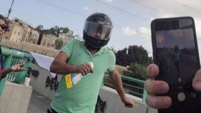 Видео: на активиста партии Еш атид напали с ножом в Гиват-Шмуэле