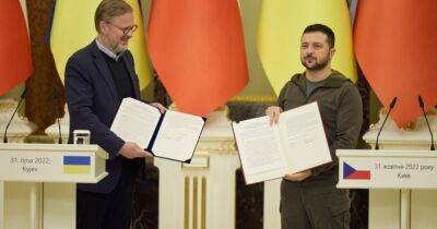 Зеленский и премьер Чехии подписали "евроатлантическую" декларацию