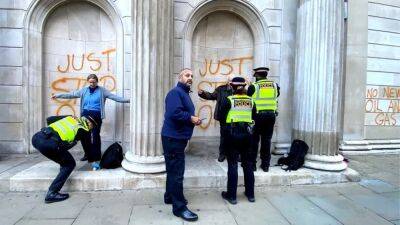 Экоактивисты «Just Stop Oil» облили краской здание Банка Англии