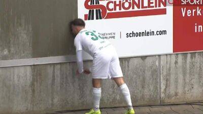 Жуткий эпизод после матча: немецкий футболист врезался головой в бетонную стену