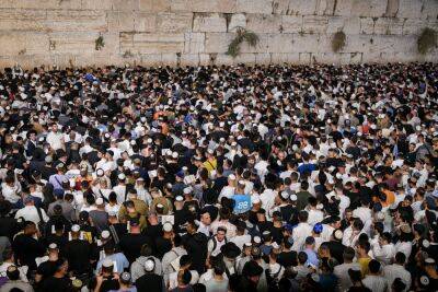 Десятки тысяч верующих посетили в ночь на вторник церемонию «Слихот»