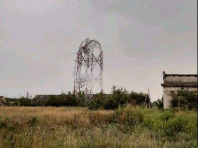 Оккупанты разрушили 150-метровую телевышку в Луганской области. На ней висел украинский флаг – ОВА