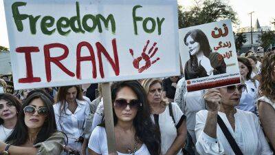 Правозащитник об Иране: "Диктатор отказывается признавать реальность"
