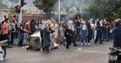 "Священникам пора убираться!" К массовым протестам в Иране присоединились школьницы