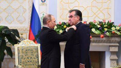 Эмомали Рахмон получил престижную награду от Владимира Путина