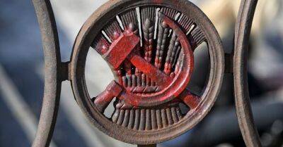 Рижская дума примет решение о демонтаже перил с символикой СССР на набережной