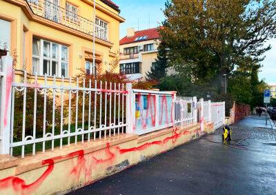 Неизвестный разрисовал красной краской посольство Украины в Праге