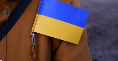 Нападение на парня с украинским флагом: бывшей полицейской грозит до трех лет за бедействие