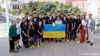 Группа украинских детей в сопровождении Икера Касильяса посетила мэрию Мадрида