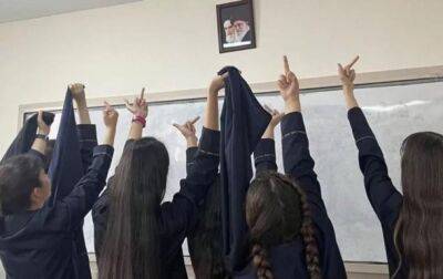 Иранские школьницы сняли хиджабы и вышли на протесты