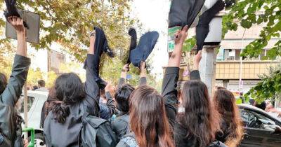 Протесты в Иране: Школьницы снимают хиджабы и демонстрируют средний палец аятолле (ВИДЕО)