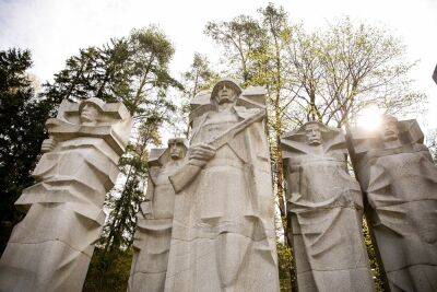 На Антакальнисском кладбище Вильнюса разрисован памятник советским войнам - obzor.lt - Литва - Вильнюс