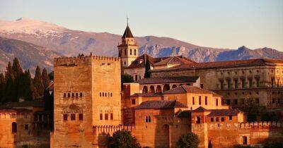Ученые выяснили, почему знаменитый золотой испанский дворец Альгамбра становится фиолетовым