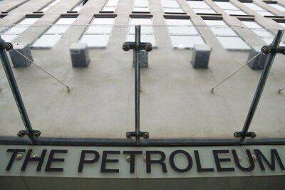 Цены на нефть колеблются на решении ОПЕК+ сократить добычу на два миллиона баррелей в сутки