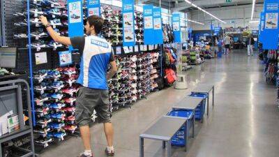 Французская Decathlon возобновляет работу магазинов в Украине: что с бизнесом компании в России