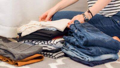 Свежесть надолго: как хранить одежду в шкафу