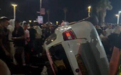 Толпа в Бат-Яме напала на группу арабов, едущих в Йом-Кипур, и перевернула их автомобиль