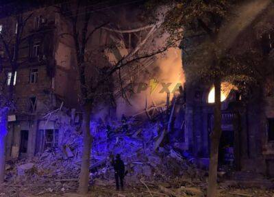 Ракетний удар по Запоріжжю: у місті пожежі, під завалами житлових будинків залишаються люди