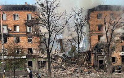 Враг ударил ракетами по жилым домам в Запорожье