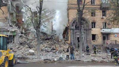 Осуществлен ракетный удар по Запорожью: известно о 2 погибших, разрушен жилой дом