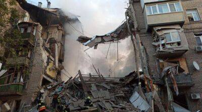 Ракетний удар по Запоріжжю: рятувальники дістають людей з-під завалів, є загиблі